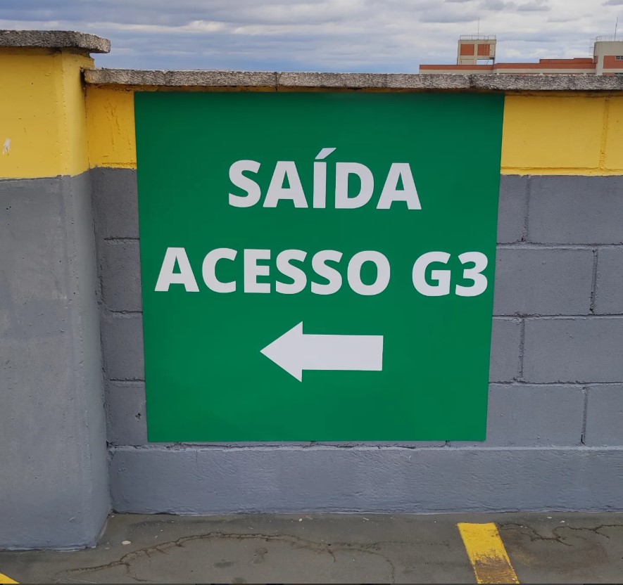 Placas e sinalização